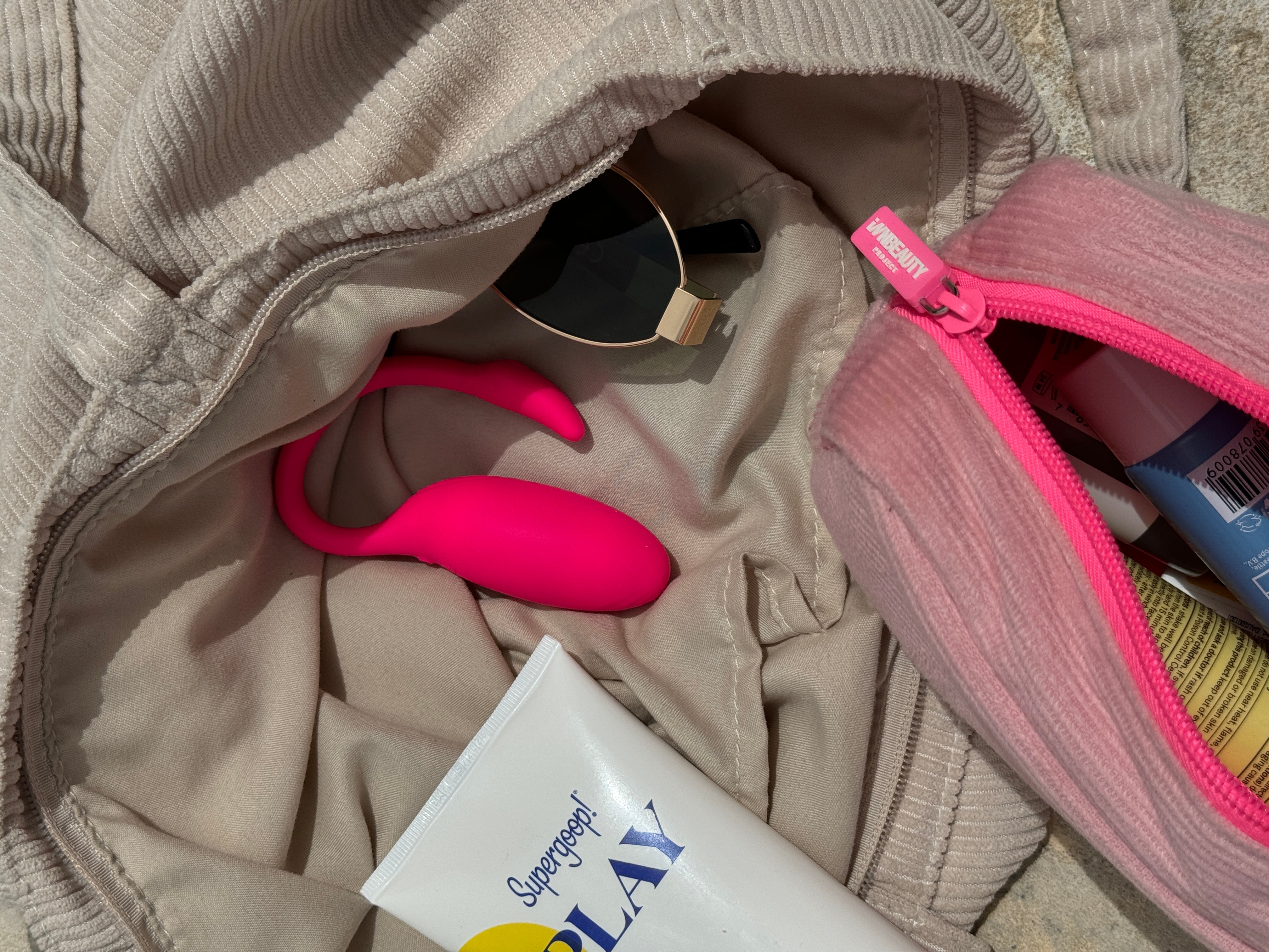 Flamingo in a pocket — app still connected